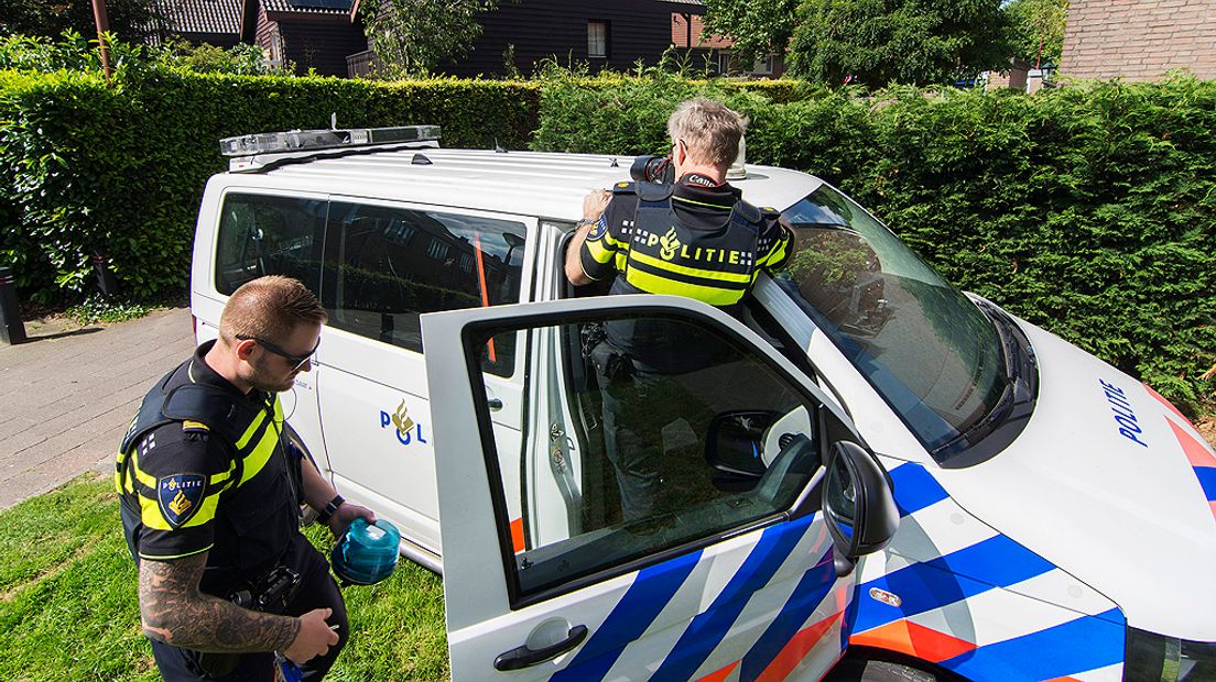 De politiewagen raakte beschadigd.