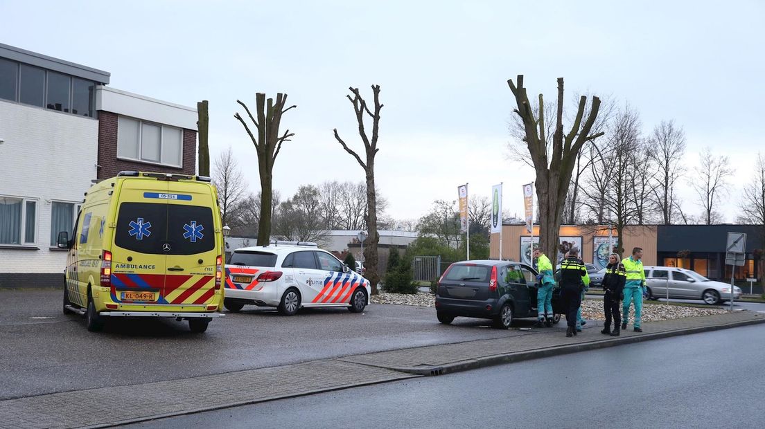 De fietser raakte gewond en is naar het ziekenhuis gebracht