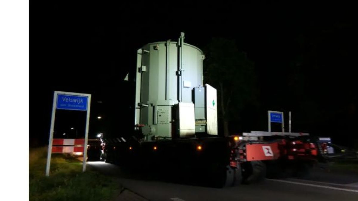 Loeizware transformator in het holst van de nacht door de Achterhoek
