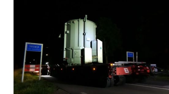 Loeizware transformator in het holst van de nacht door de Achterhoek