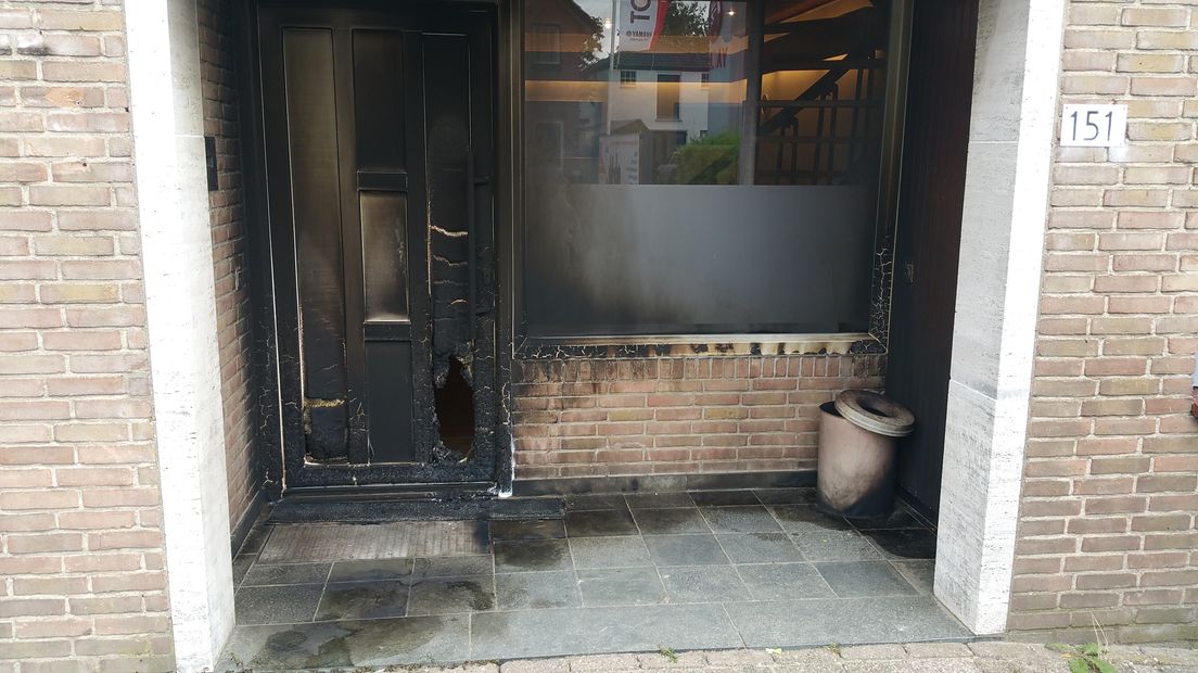 Bij het pand van de Turkse stichting 'Unie van Betrokken Ouders' aan de Molenstraat in Apeldoorn is vannacht brand gesticht. Het bestuur van de stichting vermoedt dat aanhangers van de Turkse president Erdogan achter de brandstichting zitten.