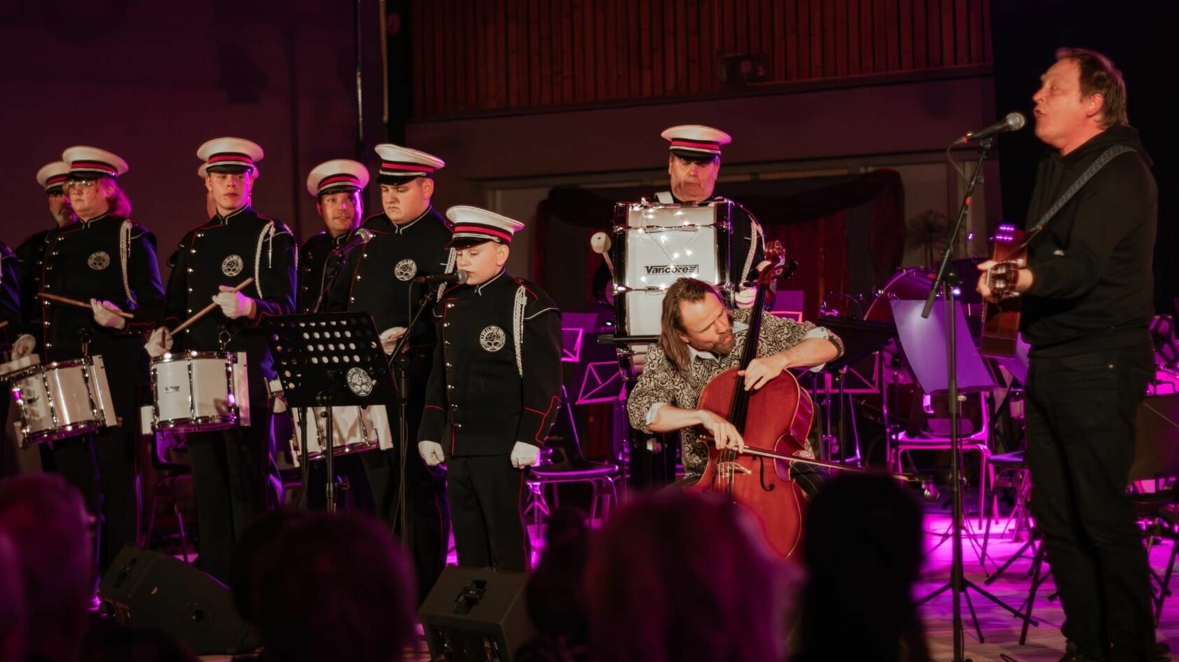 Falco aan het zingen bij nieuwjaarsconcert van Drumband Hallelujah en ZEA in Makkum