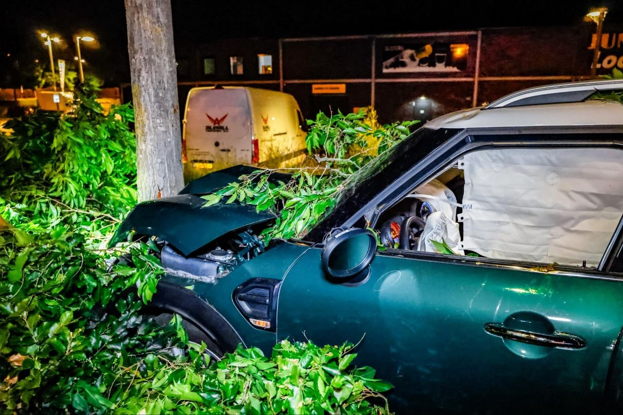 Auto ramt boom in Enschede, bestuurder vlucht na botsing.