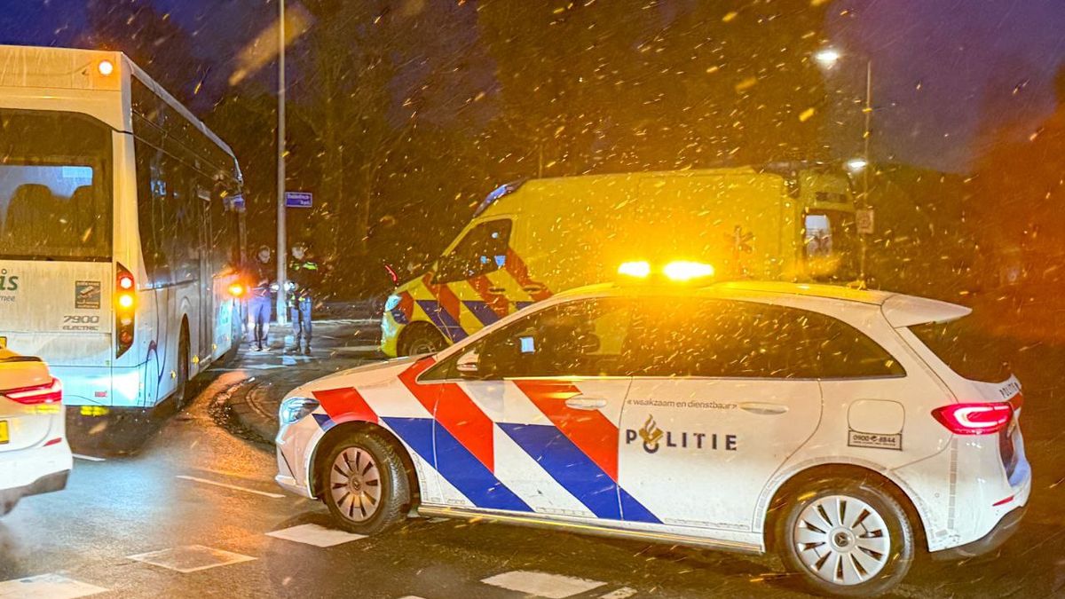 Aanrijding tussen fietser en lijnbus in Enschede, fietser naar ziekenhuis