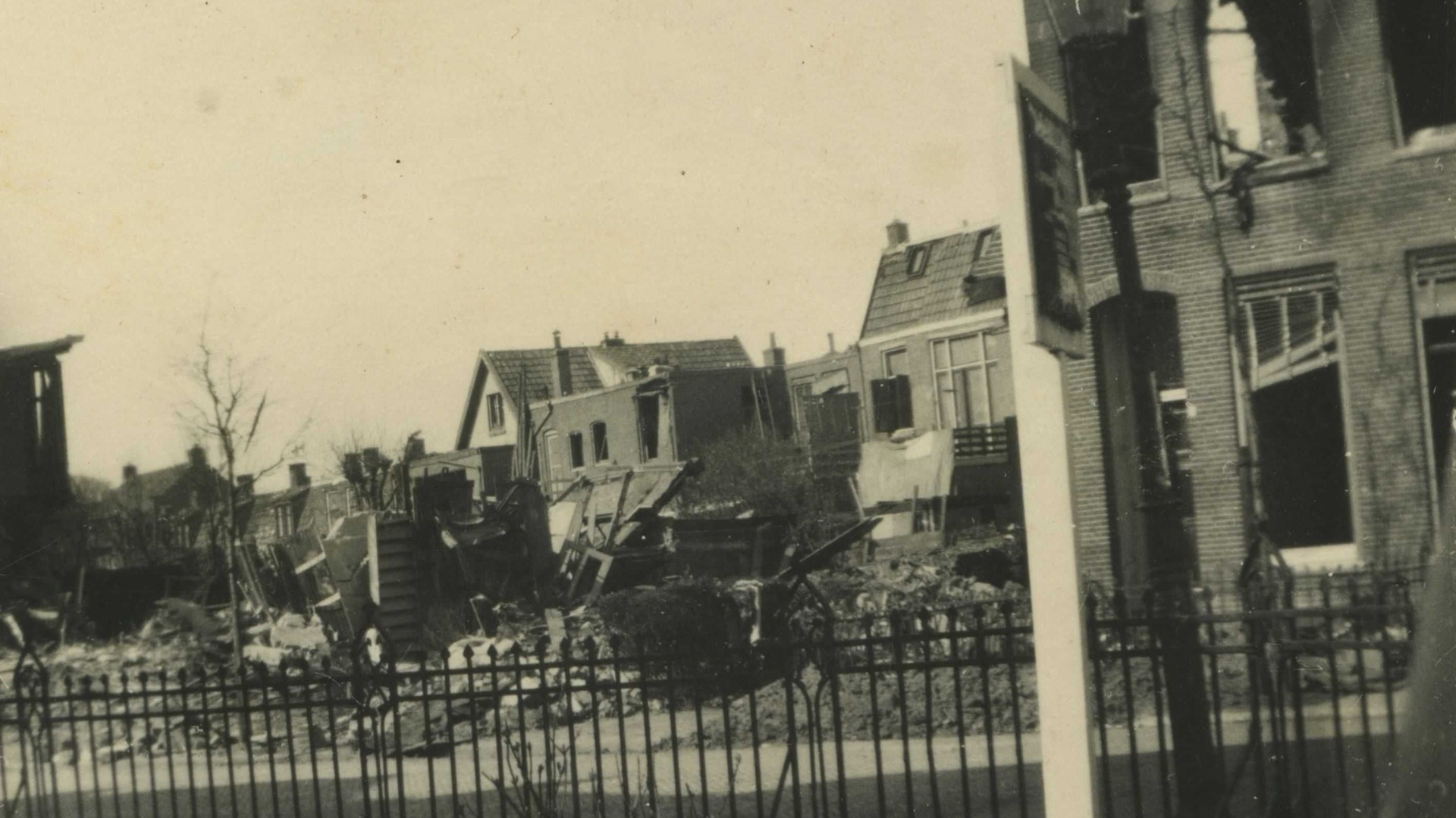 In 1944 missen Engelse bommen hun doel en komen op Leeuwarden terecht