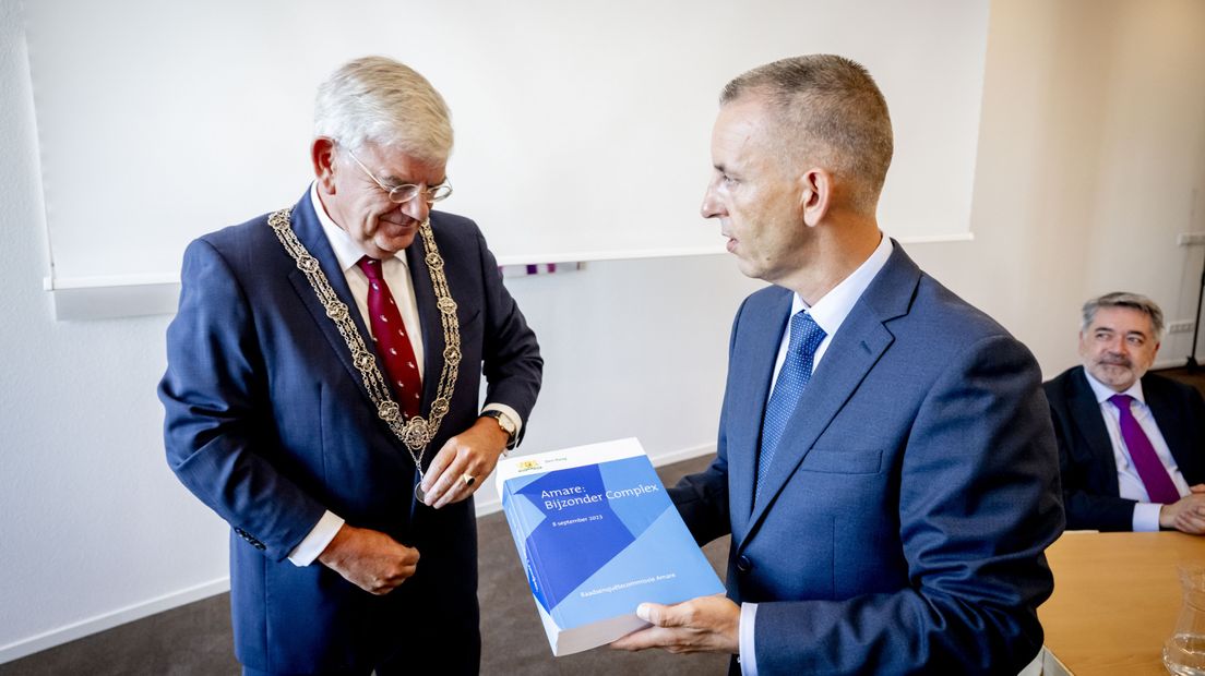 Burgemeester Jan van Zanen krijgt het onderzoek naar Amare van de voorzitter van de enquêtecommissie, Arjen Dubbelaar