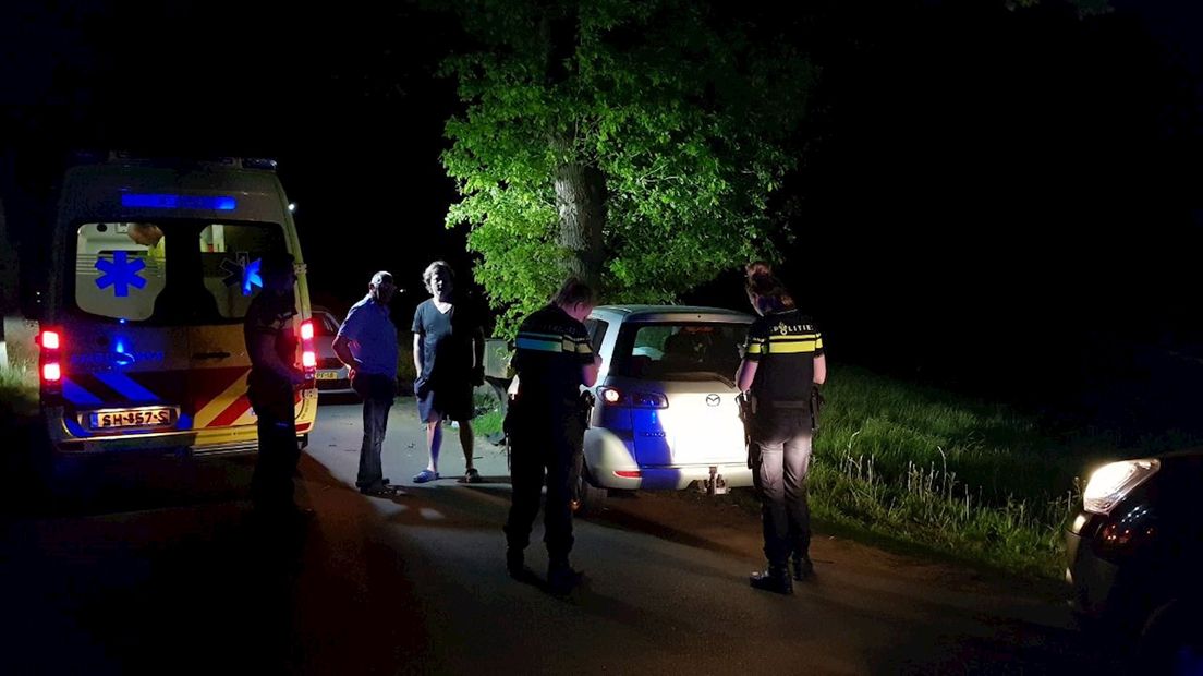 Automobiliste naar het ziekenhuis na botsing tegen boom in Enschede