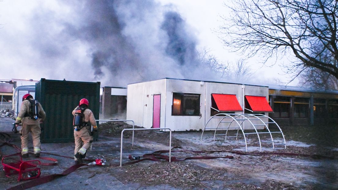 Brandweer in actie bij de school in Hoogezand