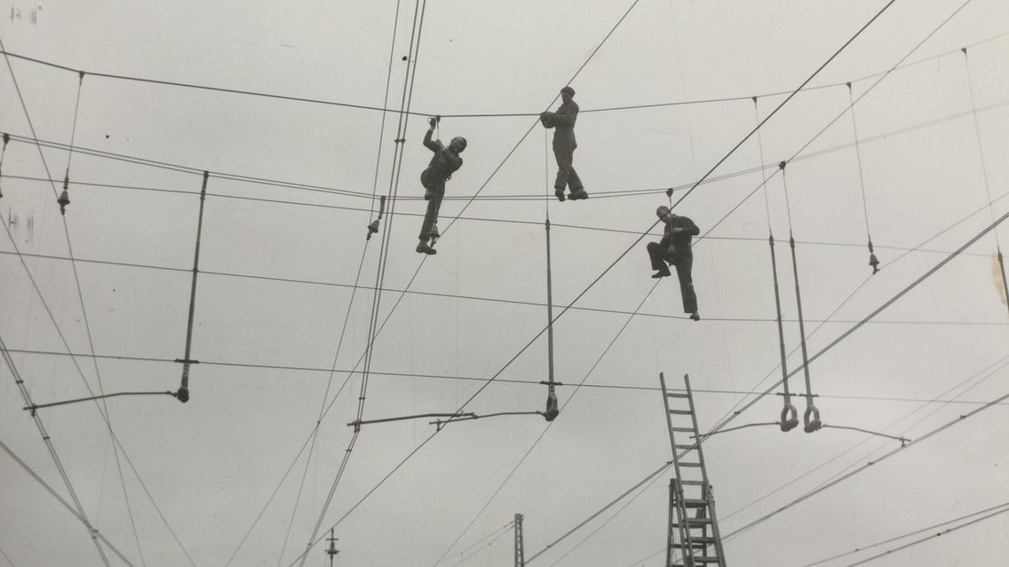 Acrobatiek bij de aanleg van bovenleiding.