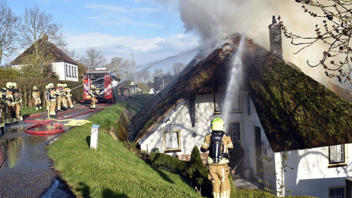 Woning met rieten kap onbewoonbaar door brand