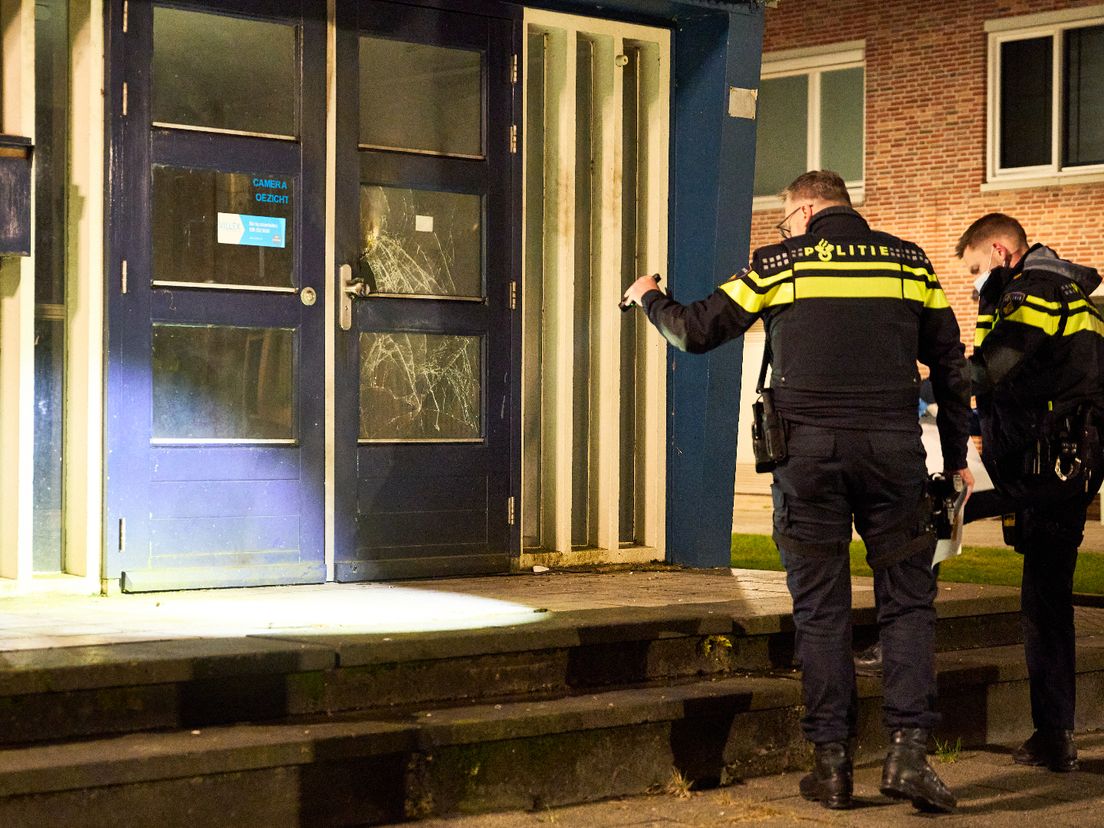 Politie ter plaatse bij het leegstaande gebouw aan de Huismanstraat.