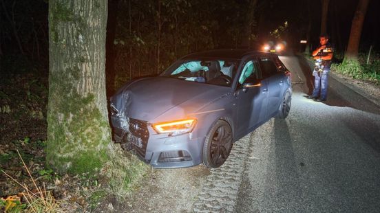 Auto flink beschadigd na botsing tegen boom
