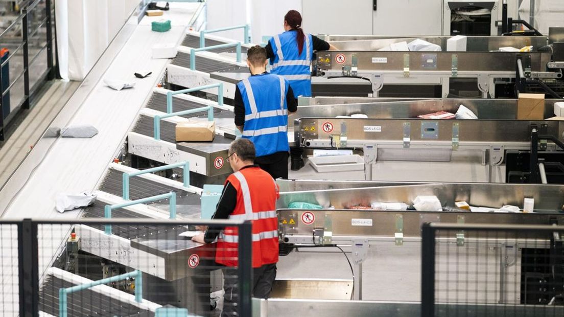 Ook in sorteercentra wordt 's nachts doorgewerkt.