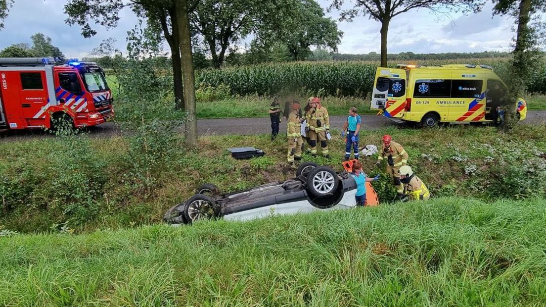 Brandweerlieden hebben de slachtoffers uit de auto gehaald