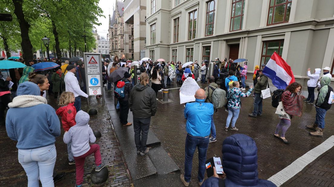 Demonstratie tegen coronamaatregelen op het Plein in Den Haag: 'Stop de lockdown'