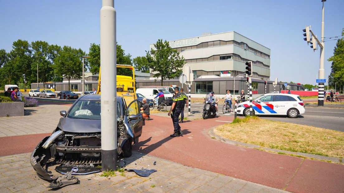 Op de kruising van de Lange Water met de Laan van Presikhaaf in Arnhem botste een bestuurder op een trolleymast.