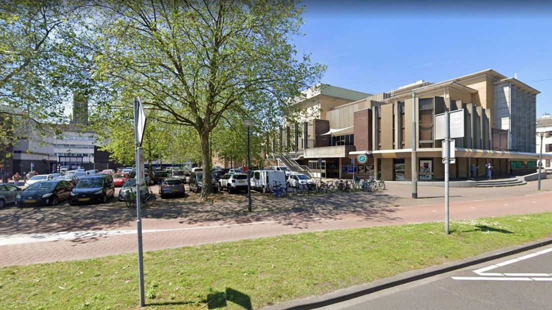 Het beoogde parkeerterrein naast het Stadstheater waar Introdans en Oostpool willen gaan bouwen.