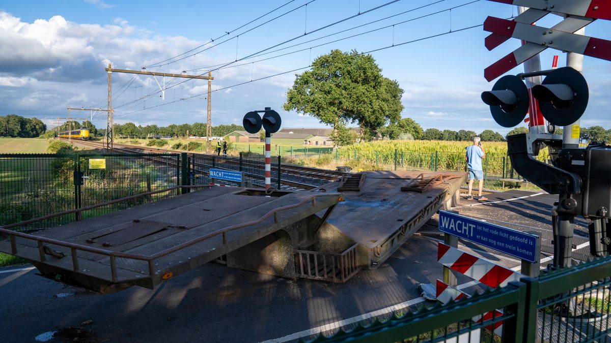 Trein botst op aanhanger van tractor bij overweg in Bathmen