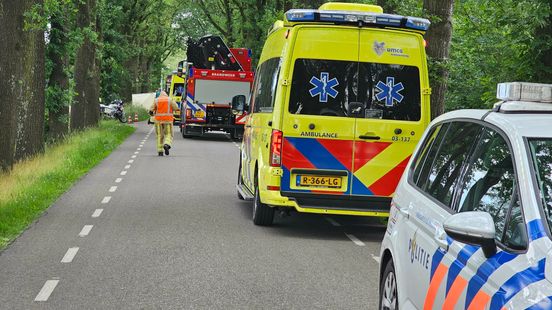 Automobiliste uit Coevorden overleden na botsing tegen boom. Automobiliste uit Coevorden overleden na botsing tegen boom.