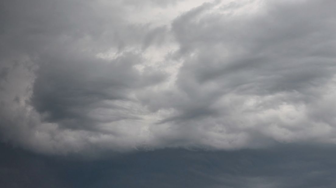 Het voorspelde onweer bleef in Zeeland bij wat regen, dreigende luchten en gerommel
