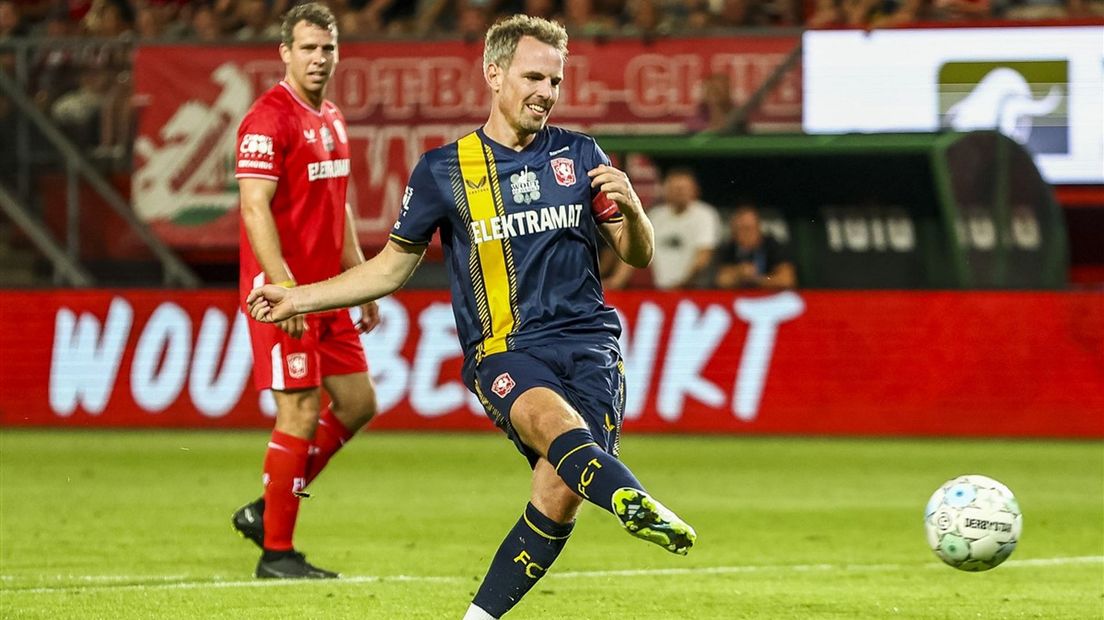Wout Brama scoort vanaf de stip