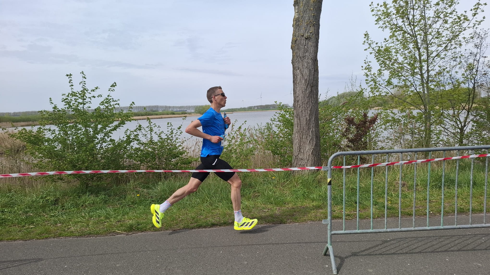 Biewenga heerst in stormachtige marathon Etten-Leur: 'Vanaf kilometer acht solo gelopen'