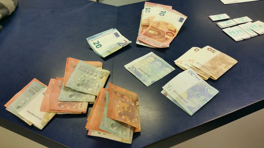 De politie heeft een 76-jarige man aangehouden op verdenking van het dealen in harddrugs. Bij een inval in zijn woning werd een grote hoeveelheid harddrugs en enkele duizenden euro's aangetroffen.