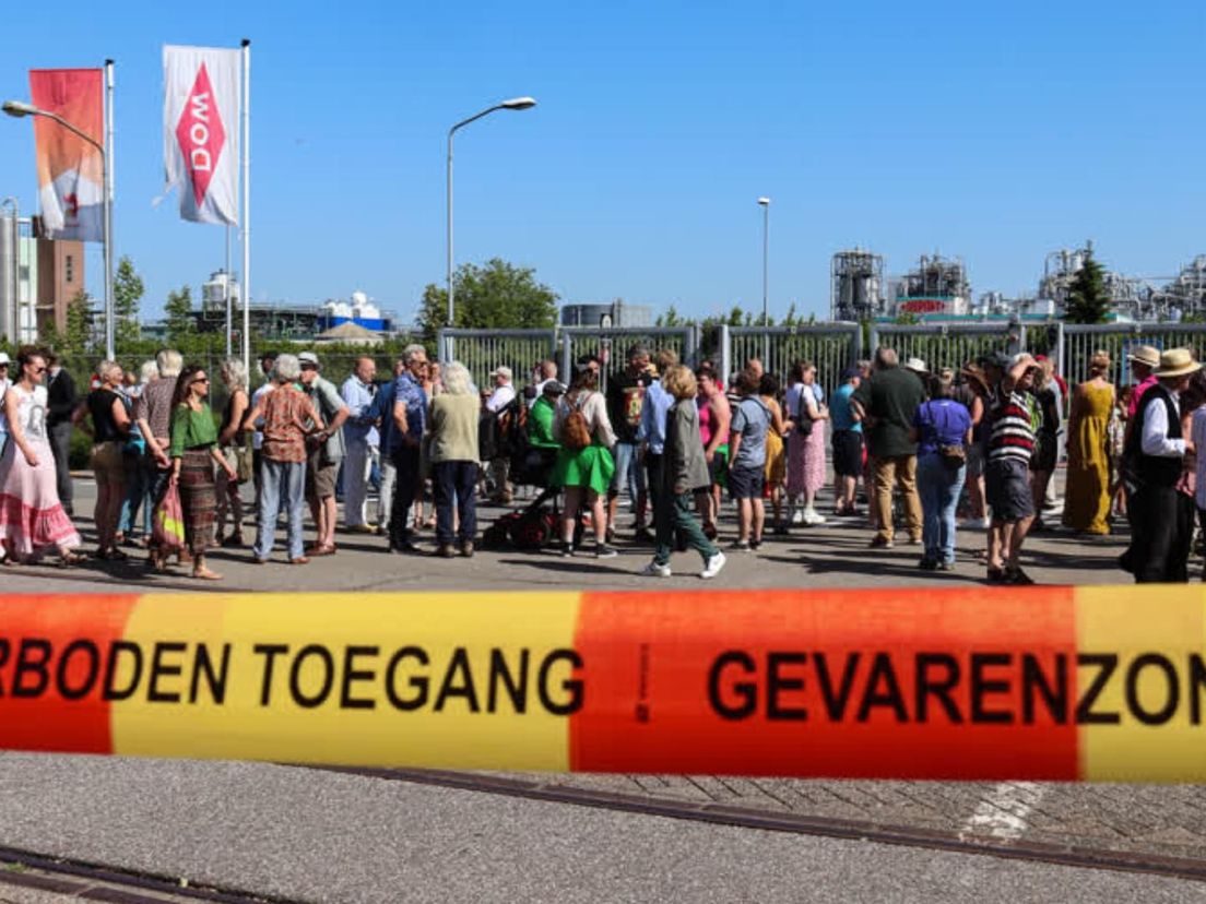 Boze omwonenden verzamelen elke weekend bij Chemours uit protest tegen de vervuiling (archieffoto)