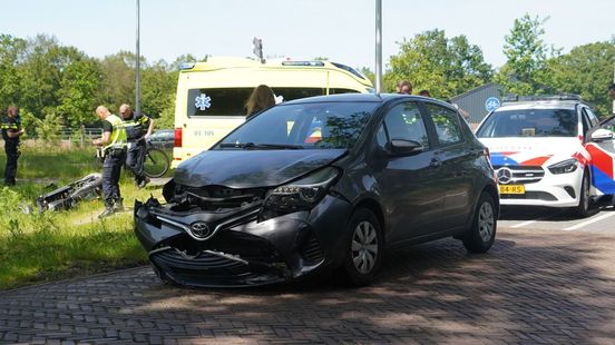 Scooterrijder gewond bij aanrijding met auto in Amelte. Scooterrijder gewond bij aanrijding met auto in Amelte.