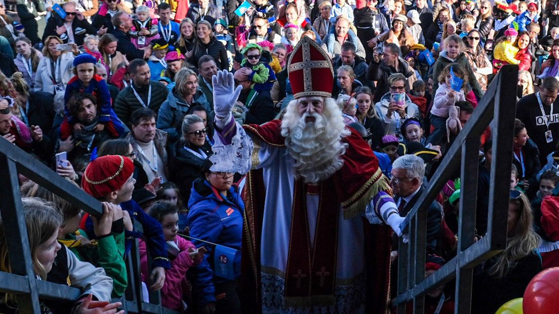 Sinterklaas klimt het podium op