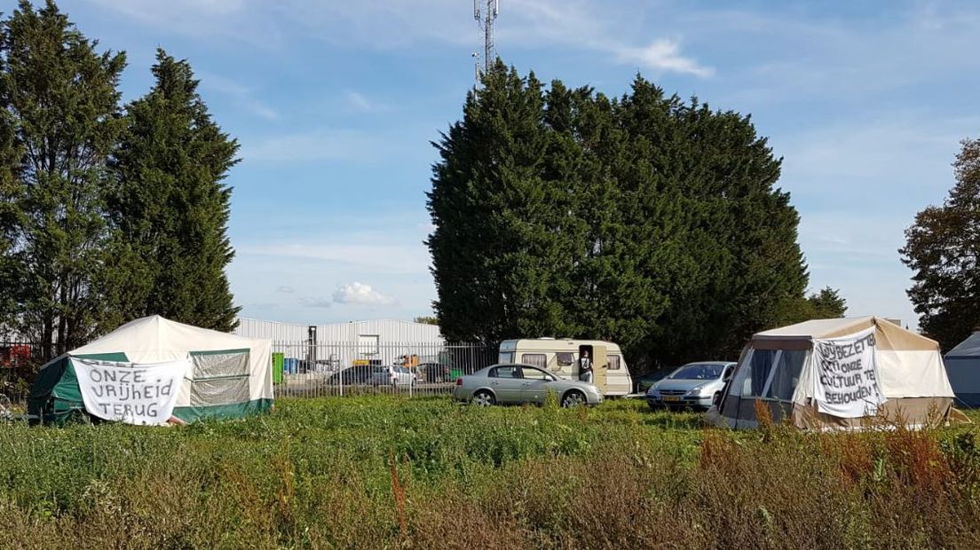 Een familie houdt het voormalige woonwagenterrein naast de milieuwerf in Elst bezet. De familie Struijk eist een staanplaats. 'We gaan niet weg tot we een plek hebben', zegt woordvoerder Dennie Hagen namens de familie.