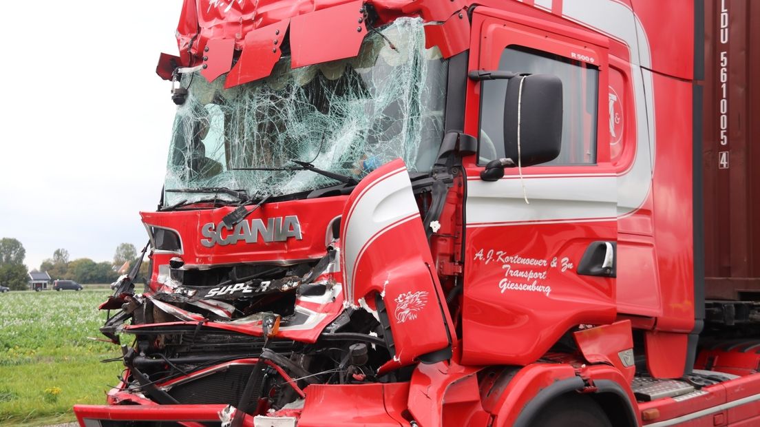 Vrachtwagenchauffeur gewond bij ongeluk op A58