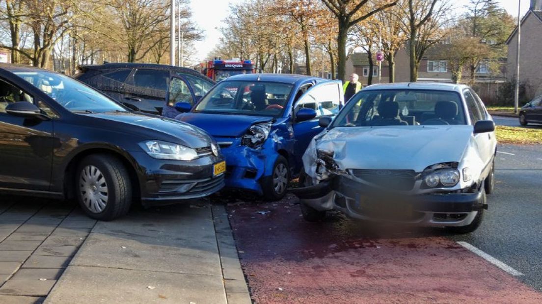 Drie auto's betrokken bij aanrijding op beruchte plek in Enschede