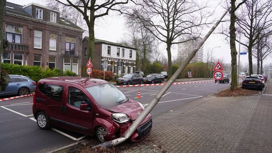 Zwaar ongeval met vrachtwagen • autos botsen tegen lantaarnpalen. Zwaar ongeval met vrachtwagen • autos botsen tegen lantaarnpalen.