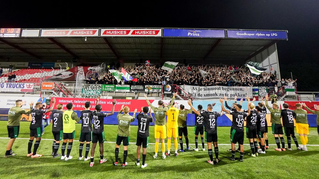 FC Groningen viert de zege op TOP Oss met de FC-supporters