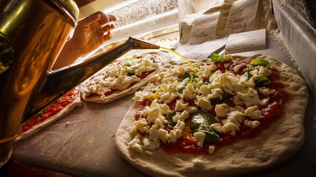 Rijswijkse jongeren kunnen morgen aan de pizza op kosten van de gemeente. Archief