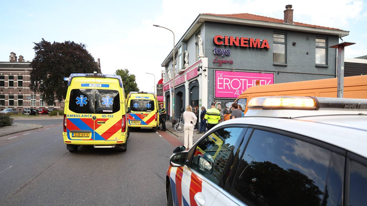 Aanrijding scooter in Zwolle | Bromfietser gewond na aanrijding bij seksshop.