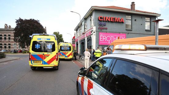 Aanrijding scooter in Zwolle | Bromfietser gewond na aanrijding bij seksshop. Aanrijding scooter in Zwolle | Bromfietser gewond na aanrijding bij seksshop.