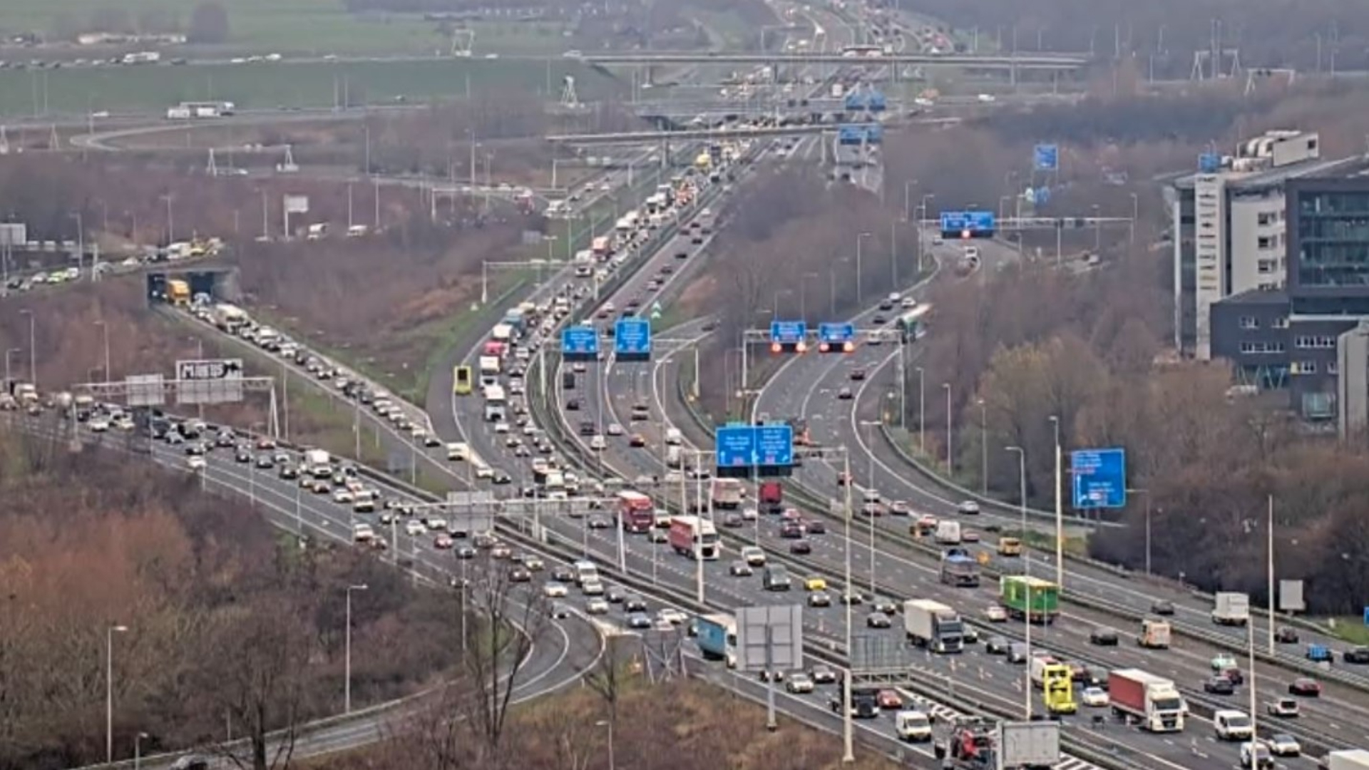 Ongeluk op A12 bij knooppunt Oudenrijn, weg vrijgegeven.