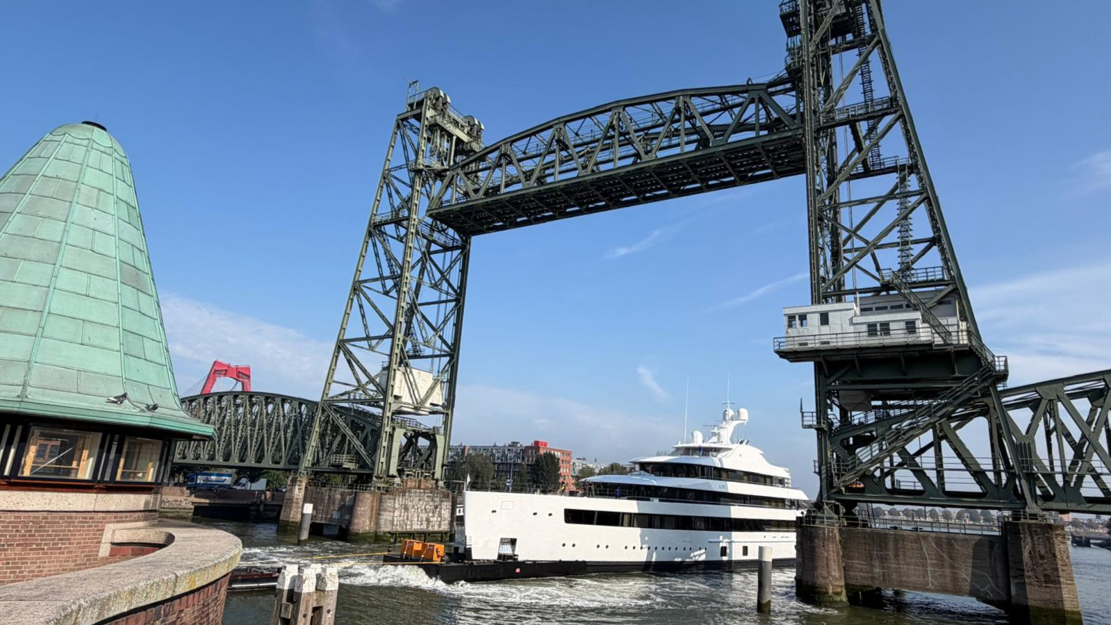 Eenmaal in Rotterdam worden de schroeven onder het jacht geplaatst.