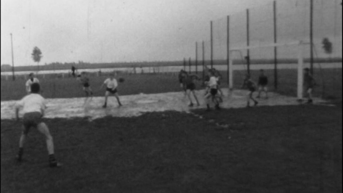 In Alphen voetballen ze in 1968 nog net niet ín de Maas