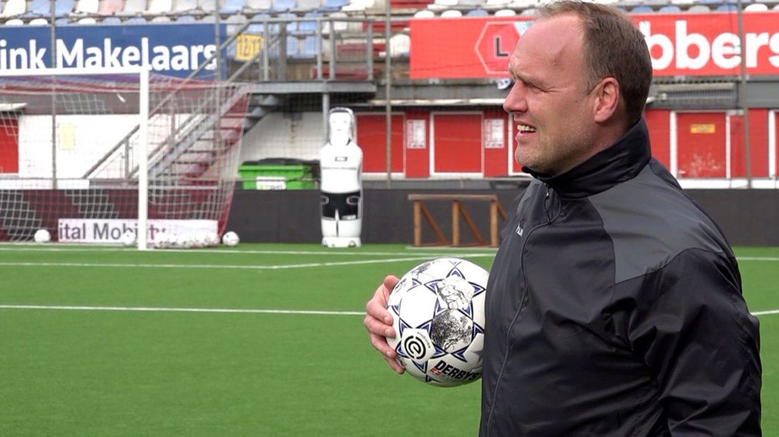 FC Emmen-trainer Dick Lukkien vindt Bernadou een zeer interessante speler (Rechten: RTV Drenthe)