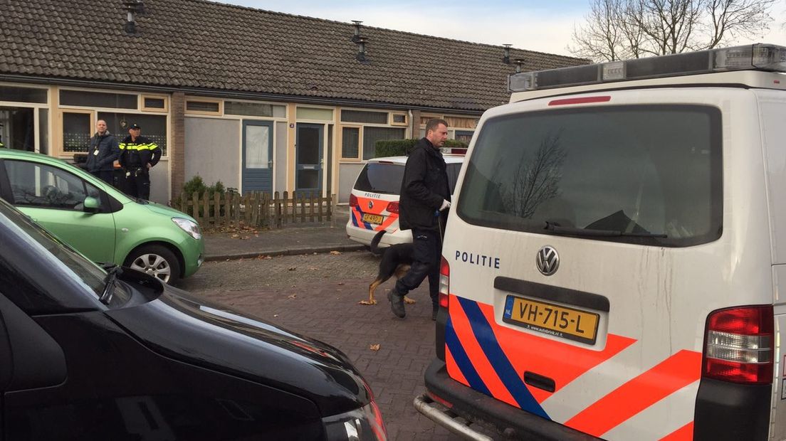 De politie doet een inval in Hoogeveen (Rechten: Kim Stellingwerf/RTV Drenthe)