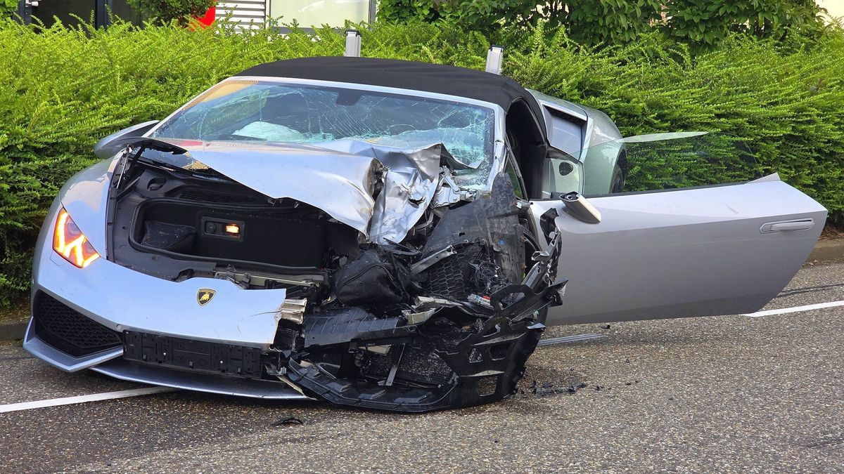 Lamborghini botst op andere auto, weg bezaaid met brokstukken