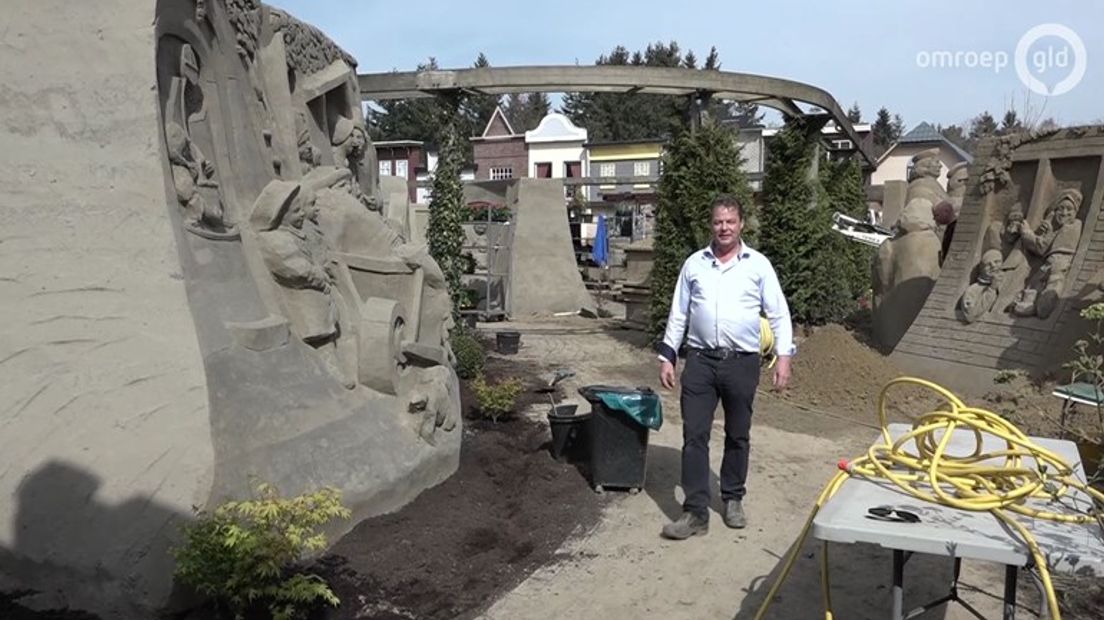 De Nachtwacht van 't Veluws Zandsculpturenfestijn staat nog op precies dezelfde plek als een maand geleden. Eigenaar Adri van Ee heeft een conflict met de gemeente over het kunstwerk en weigert de sculptuur weg te halen.