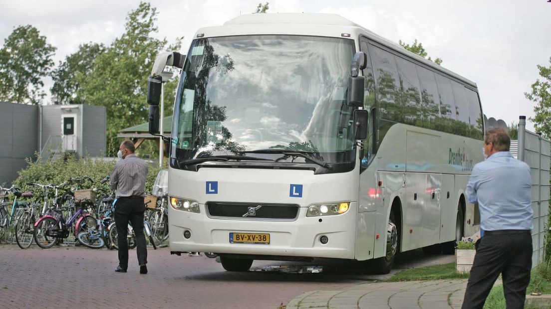 De besmette asielzoekers worden met een bus naar Musselkanaal gebracht (Rechten: Persbureau Meter)