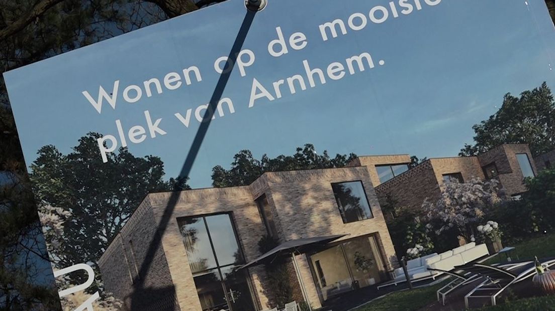 Het college van B&W in Arnhem wil gefortuneerden naar de stad lokken. Het college stelt 14 groene plekken in de stad voor waar peperdure huizen gebouwd mogen worden. De komende 7 jaar moeten zo'n 250 villa's in het groen verrijzen.