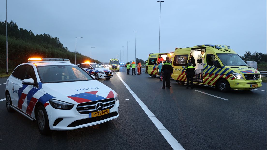 Er zijn veel hulpdiensten aanwezig bij het ongeluk