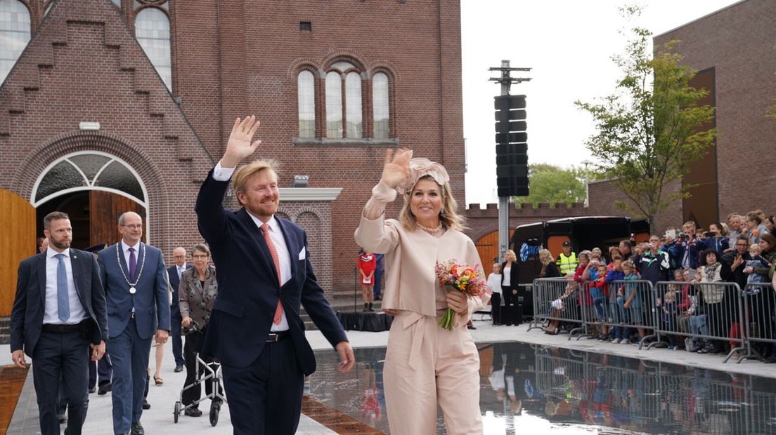 De koning en koningin zwaaien naar toeschouwers in Hoogeveen (Rechten: RTV Drenthe/Kim Stellingwerf)