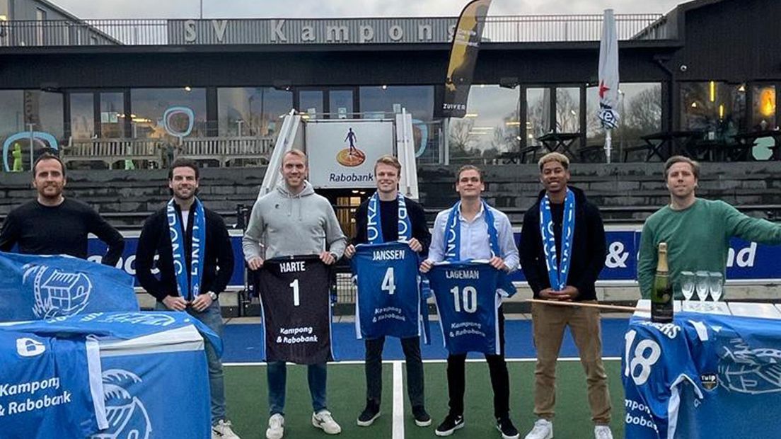 De technische commissie van Kampong met de vijf spelers die blijven